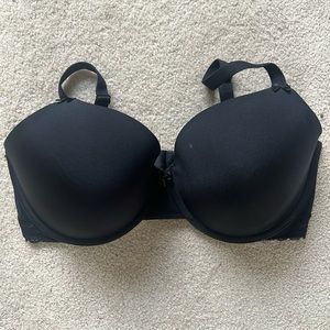 Black like new Felina underwire convertible bra. Model N255455